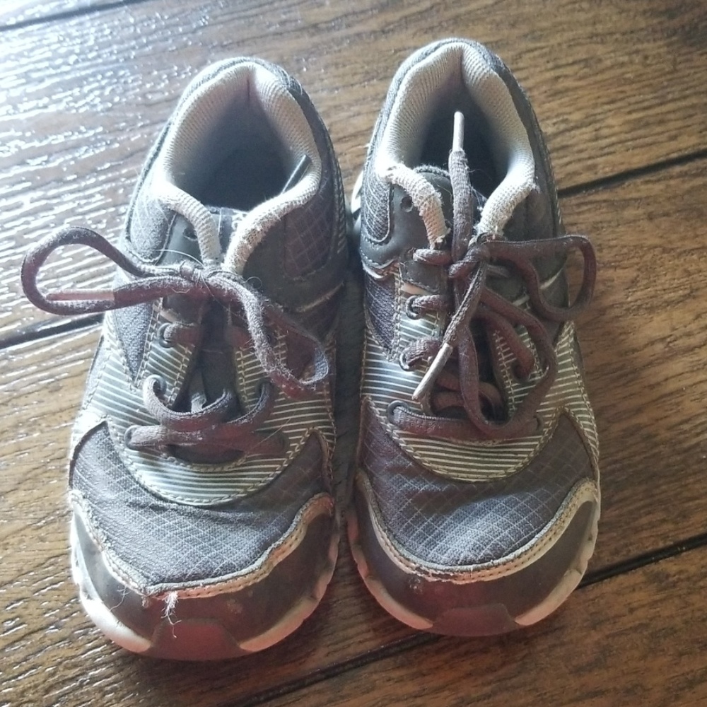 Black Reebox tennis shoe boys size 10 1/2